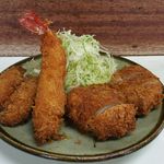 とんかつ美よし - 常連メニュー 美よし特製カキ定食 1100円。美よし特製定食の魚フライをカキフライに変更していただいた冬の逸品です。是非、この冬に味わってください。