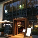 レストラン&バー インザパーク - 外観：天井が高いゆったりした空間