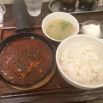 なんとこちらの麻婆豆腐は自分で崩します