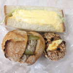 ブーランジュリ　シェ　ジョルジュ - 豚リエットのサンド、タマゴサンド、ブルーベリーとクリームチーズのパン