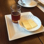 カフェ レックコート - フレンチトースト用のバターとメイプルシロップ