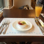 カフェ レックコート - フレンチトーストセット内のフルーツ