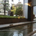 カフェ レックコート - 窓より前面道路を望む