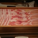 コラーゲンしゃぶしゃぶとワイン GINZA春夏秋豚 - きれいに並んだ豚肉