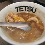 つけめんTETSU - つけめんTETSU 品川店：焼き石を入りのつけ汁