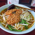 玉蘭 - ラーチャン麺。ピリ辛ラーメンの王道を行く感じの四川風ラーメン。茹でたもやしとニラ。そしてその脇には玉蘭特製火山チャーハンに入っている辛いひき肉がのっています。