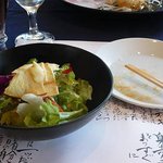 神戸ハーバーランド 三田屋 - リンゴチップスのサラダ
