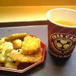 フリーカフェ　播磨屋ステーション - おかきとおせんべい、オレンジジュース