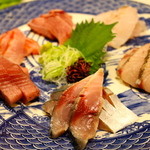 海の日  - 熟成刺身盛り合わせ　上の白身から右回りの順で、愛知県産アズキハタ、愛知県産さわら、和歌山県産さば、石川県産メジマグロ、千葉県産金目鯛、石川県産天然ぶり
      