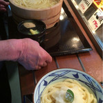 丸亀製麺 - 母は釜揚げ大、わたしはおろし醤油並