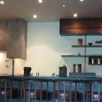 八雲茶寮 - 食事の後は茶房に席を移して。カウンターの向こうでお茶を点ててくれます！