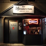 Bar StrawberryFields　（ストロベリーフィールズ） - 店舗入口　バドワイザーネオンが目印です。