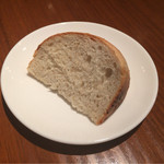 アベス - 自家製パンは小さめですが、皮の部分がさっくりとして美味しい(^ ^)