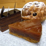 PATISSERIE le Lis - タルトタタン￥450(手前)シャンパーニュ￥430(左)