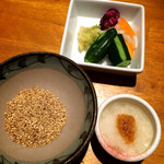 勝烈亭 - トンカツ用のゴマ、漬物、お口直しにと大根おろし