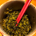 勝烈亭 - 各テーブルに高菜漬けが