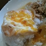 タイ料理バンセーン - ガパォ フライドエッグを崩してみた…。