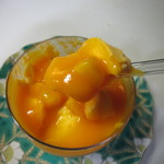 赤い風船 - マンゴーたっぷりのプリンの上にマンゴーの果実とソースをトッピングしたマンゴー尽くしのプリンです。
