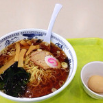 Samezuuntemmenkyoshikenjoushokudou - 味玉煮干し醤油ラーメン  ￥610
                        醤油スープは、煮干しは香らず、出汁も出て無い醤油スープでした。 味玉は、もうちょっと浸けた方が良い。
