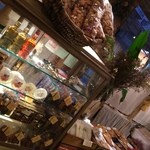 CAELUM - 小さな店内に所狭しと並ぶお菓子！