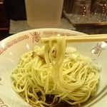 「替玉（味つきまぜそば風）」の麺は「中華そば」の麺よりは気持ち太め