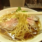 「中華そば」の麺は低加水の極細麺