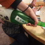 笑心真家 - 日本酒を注いでもらうところ