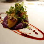 Hoku's - フランス産フォアグラのクラスト焼き 沖縄サツマイモのピューレ、
            ハワイ産マカデミアナッツ、生姜のコンポート、ポートワインのグレーズ