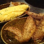 炭火焼鳥ちんどん - 人気ナンバーワン！スパイシーな香辛料がたまらない浪速手羽先唐揚げ、葱たっぷり出汁巻き風おむれつ