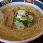 味の万雷 - 塩ラーメンにしました。