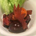 じどりや 穏座 - センターは本物のメスの鶏冠（ニワトリのとさか）！　キンカン、雌のレバー、脾臓、砂ずり、セギモ、腎臓、輸卵管、気管