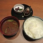 くずし割烹 こまじろ - 赤出汁、ご飯、お漬物