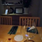 MELMOSO da dorokawa - 私達は予約しておいたので奥のテーブル席で食事をさせていただきました。
      
      お店はとても清潔感があってカウンターではカップルが美味しそうに料理を食べながらワインを飲まれる姿が見られました。
      