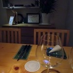 メルモーゾ ダ ドロカワ - 私達は予約しておいたので奥のテーブル席で食事をさせていただきました。

お店はとても清潔感があってカウンターではカップルが美味しそうに料理を食べながらワインを飲まれる姿が見られました。

