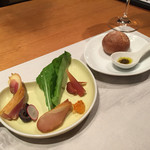 じどりや 穏座 - お馴染みのパンと燻製たち。カウンター席。