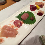 じどりや 穏座 - お造り。カウンター席。