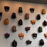 星のや富士 - レセプション壁に掛けられたリュックサック