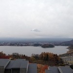 部屋の窓から、雪を抱いた富士山が見えてきました