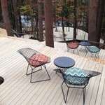 星のや富士 - クラウドテラスから木漏れ日デッキを見下ろす