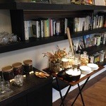 星のや富士 - ライブラリーカフェ内部