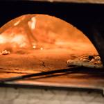 EATALY - 気温や水温により、生地の状態が変化するピザ生地は、毎日の品質状態に合わせた調理・焼き加減を変えています。