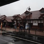 星のや富士 - 河口湖駅、ここから周遊バスで河口湖自然史生活館バス停まで向かいます