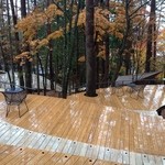 星のや富士 - 雨に濡れるクラウドテラス&木漏れ日デッキ