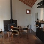 星のや富士 - ライブラリーカフェ内の暖炉で体を温めます