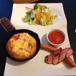 星のや富士 - スキレットで焼いたスパニッシュオムレツ・信玄豚のベーコン&ソーセージ・季節野菜のサラダ