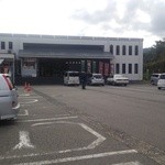 Komaki Kamaboko - 本店店舗と工場見学の入り口と駐車場の画像です。