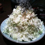 もつ焼き 煮込み 楓 - 楓名物てんこ盛りキャベツ