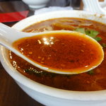 刀削麺酒家 - ラー油で真っ赤なスープ