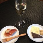 星のや富士 - 焼きリンゴとクラッカー・チョコレート・ピーカンナッツでワインをいただきま〜す