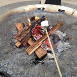 星のや富士 - マシュマロを焚き火ラウンジでふっくら焼きます